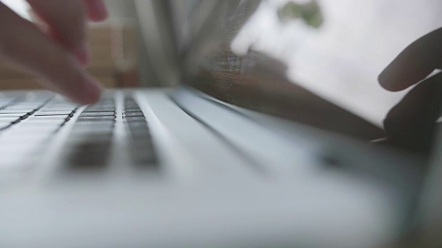 女性用手指在键盘上打字视频素材