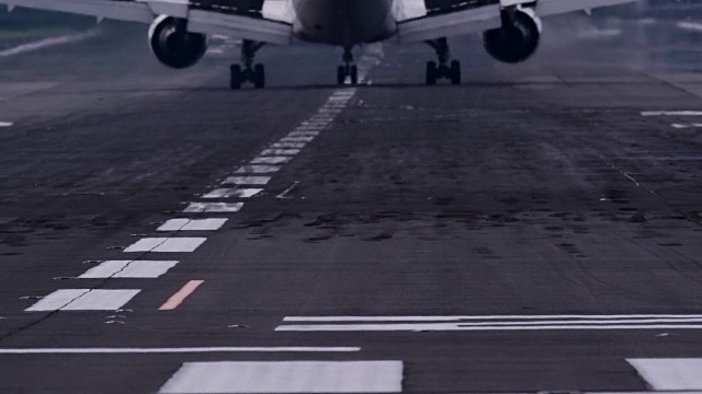 在飞机跑道上降落飞机视频素材