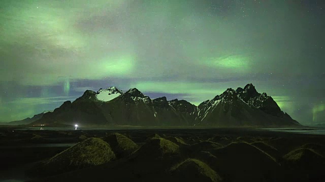 冰岛的夜景令人惊叹的北极光与斯托克尼斯的vestrahorn山的黑色沙丘视频下载