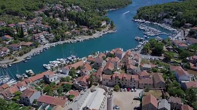 鸟瞰图的沿海村庄视频素材