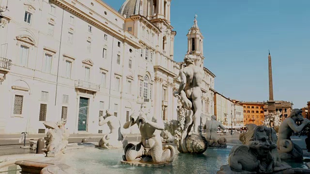 这是在罗马纳沃纳广场贝尔尼尼的喷泉上拍摄的视频素材