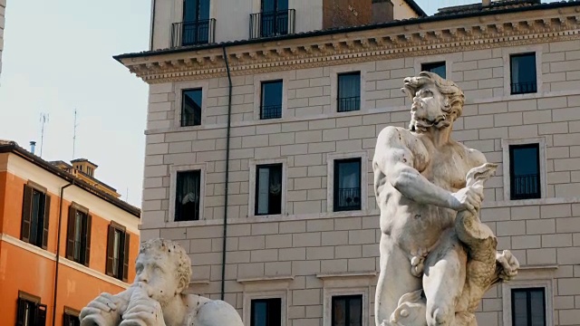 这是在罗马纳沃纳广场贝尔尼尼的喷泉上拍摄的视频素材