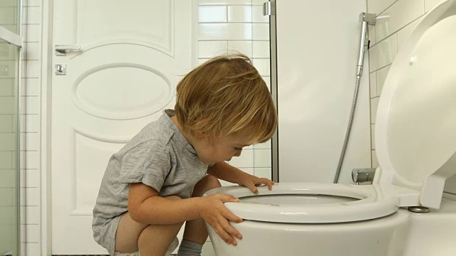 小男孩在厕所里看视频下载