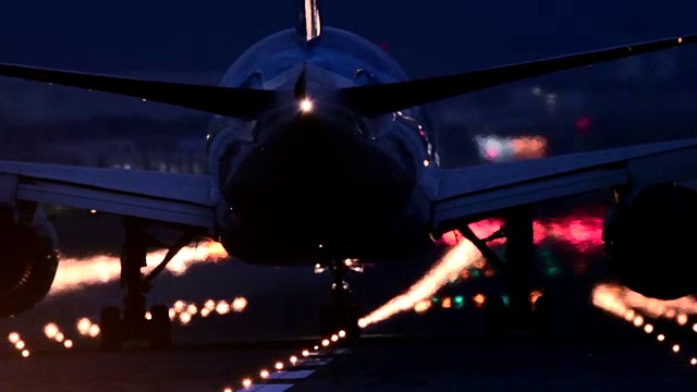 飞机和机场跑道在夜间视频素材