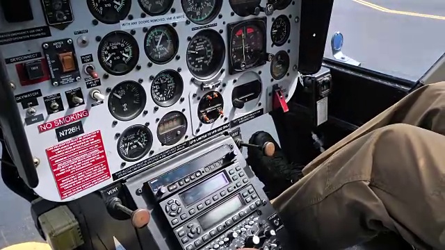 直升机驾驶舱在纽约市的飞行岛视频素材