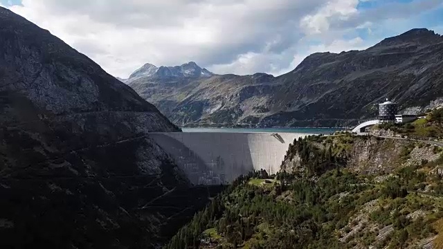飞越奥地利卡林西亚Kolnbrein大坝和Kolnbreinspeicher湖。视频素材