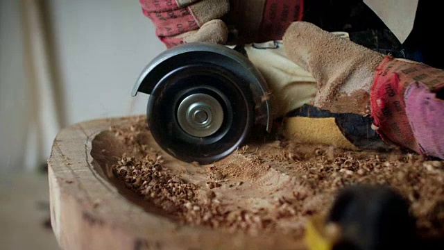 卷曲的锯末是手用电动工具扫过一块坚实的木头时产生的。视频素材