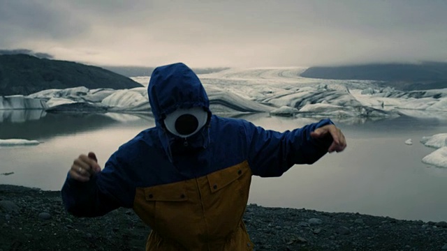 假装自己是独眼巨人。男人在冰川泻湖玩视频素材