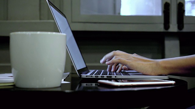4k镜头镜头特写亚洲女商人的双手工作与白屏笔记本电脑和喝咖啡在咖啡馆，生活方式和休闲概念视频素材