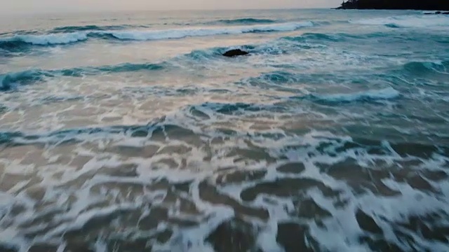 碧水海滩日落与无人机拍摄视频素材