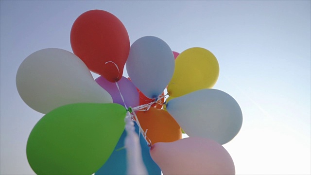 一群彩色的气球映衬着夏天的蓝天视频下载
