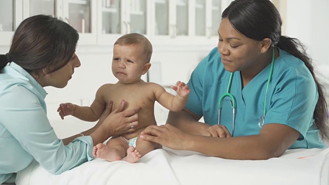 婴儿得到疫苗接种视频素材