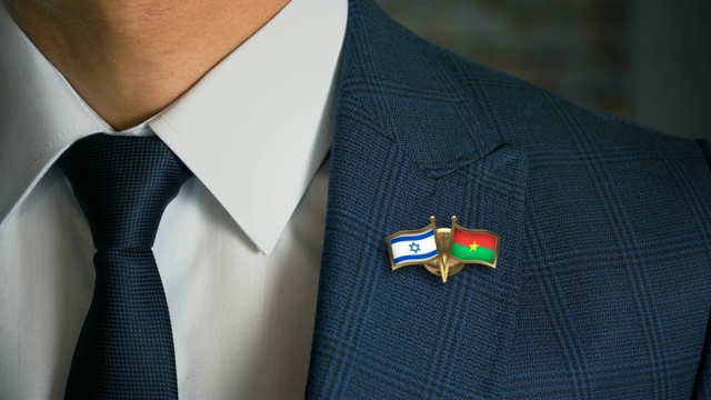 商人走向相机与朋友国家国旗别针以色列-布基纳法索视频下载