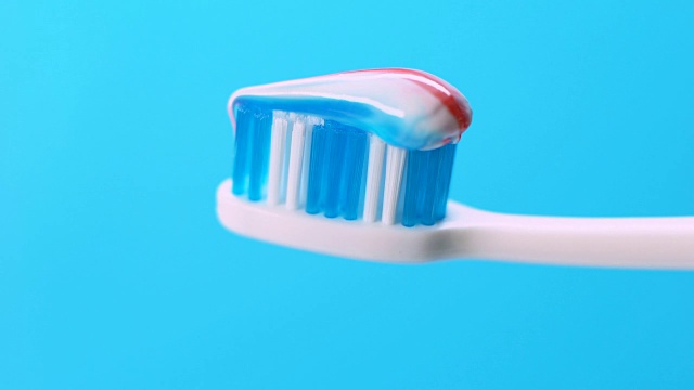 牙刷和牙膏，牙齿保健和口腔卫生，微距拍摄视频素材