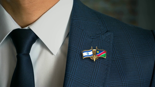 商人走向相机与朋友国家国旗别针以色列-纳米比亚视频下载
