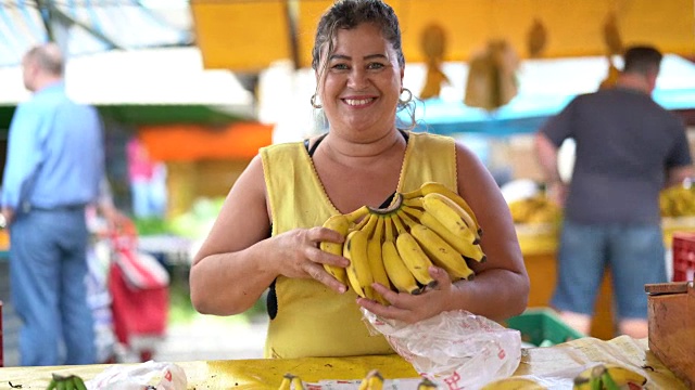 自信的主人肖像-在农贸市场卖香蕉视频素材