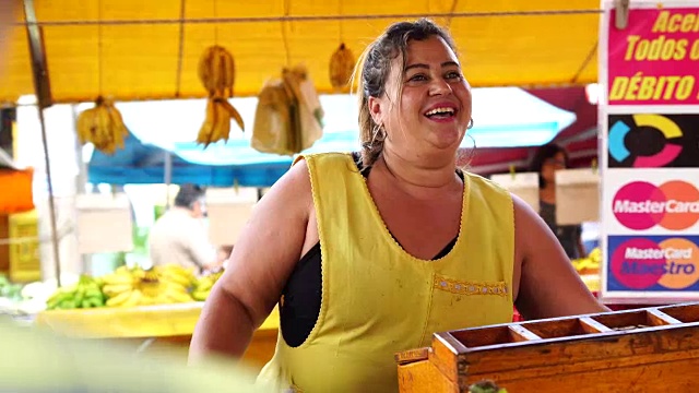 消费者在街头市场买香蕉视频素材
