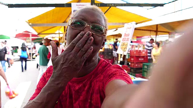 快乐的非洲老女人在自拍视频素材