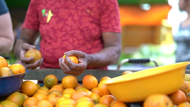 在街头市场买橘子视频素材
