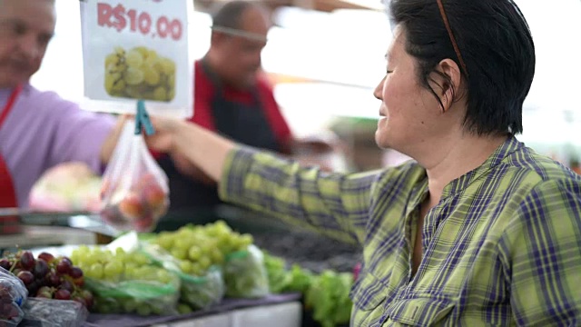 在农贸市场买水果的女人视频下载