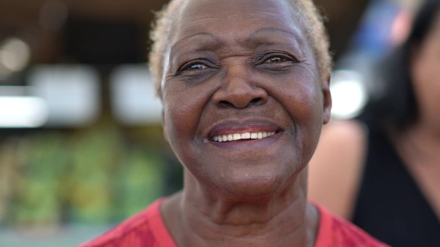 快乐的高级非洲民族妇女肖像视频素材