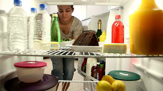 女人打开冰箱，吃了沙拉视频素材