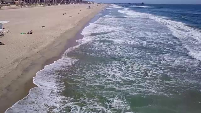 沿着海滩飞视频素材
