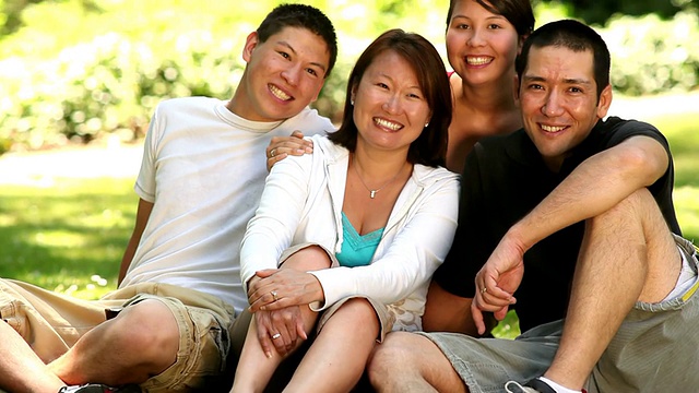 户外亚洲家庭的肖像视频下载