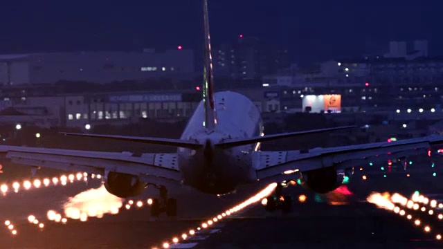 飞机和机场跑道在夜间视频素材