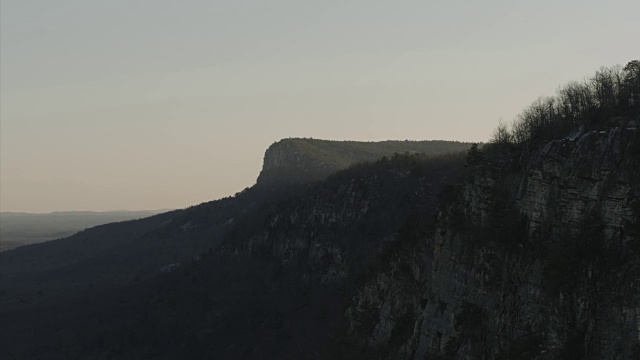空中朝向日落时分的悬崖地带视频素材