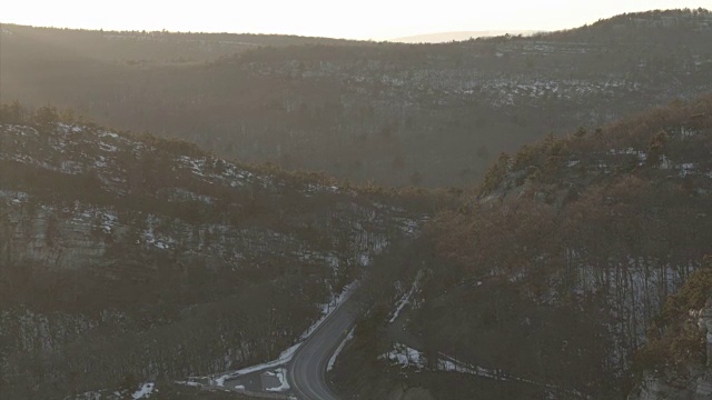 从空中俯瞰穿过群山的道路视频下载
