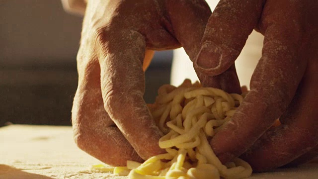 一个厨师正在准备意大利传统传统自制的馄饨的特写。视频下载