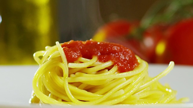 意大利面食的宏观细节，配上番茄、帕尔马干酪和罗勒。视频下载