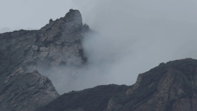 2009年4月，巴布亚新几内亚马纳姆火山冒出浓烟视频下载