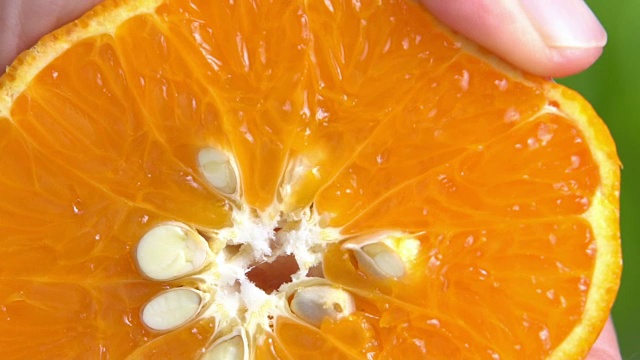 榨取橙子的慢动作。视频素材