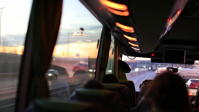 乘公共汽车在公路上旅行的乘客观点视频素材