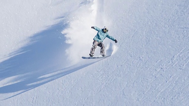 在一个阳光明媚的日子里，滑雪者在雪道上骑着粉雪视频素材