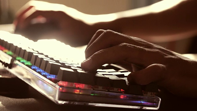 剪影的年轻人使用键盘在网上做生意。视频素材