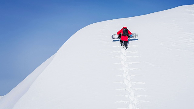 滑雪板上爬一座雪山视频素材