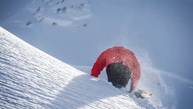 滑雪板艰难行走在新雪视频素材