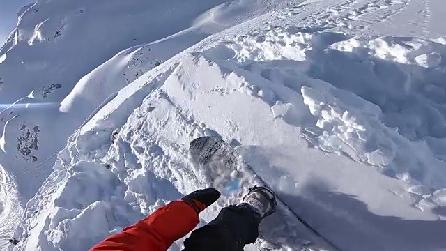 滑雪者的视角，跳跃，在新雪上着陆视频素材
