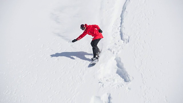 滑雪者在新雪上跳跃视频素材