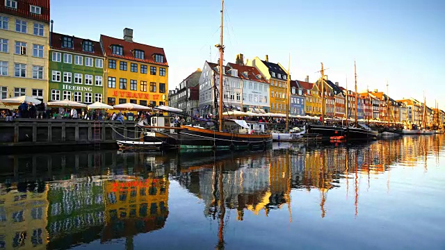 哥本哈根老城著名的尼哈芬码头的风景视频下载