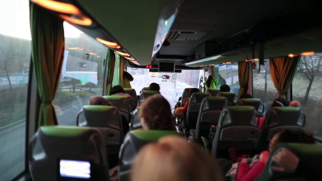 乘公交车旅行的乘客从公交车的后面看视角视频素材