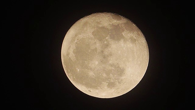 4K:晚上的超级月亮视频素材