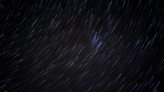 夜空星迹时间流逝背景。夜空中星星的轨迹视频素材