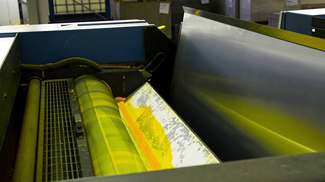 印刷圆筒黄色旋转胶印机工业设备视频下载