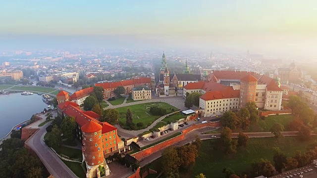 克拉科夫,波兰。维斯瓦拉河的瓦维尔皇家城堡和大教堂。夏季日出时的空中飞行视频视频素材