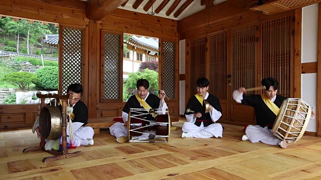 四物乐(起源于韩国的一种打击乐)在韩国风格的房子里演奏乐器视频素材