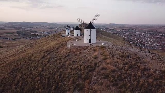 西班牙曼查，冈苏埃格拉，日落时分山上的风车。鸟瞰图视频下载
